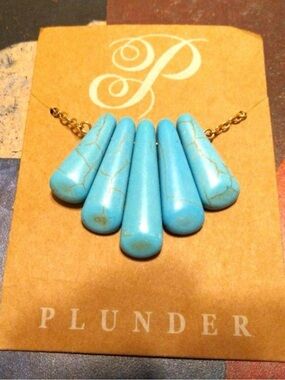 Plunder Bright Turquoise Colored Howlite Teardrop Fan Necklace with Gold Chain